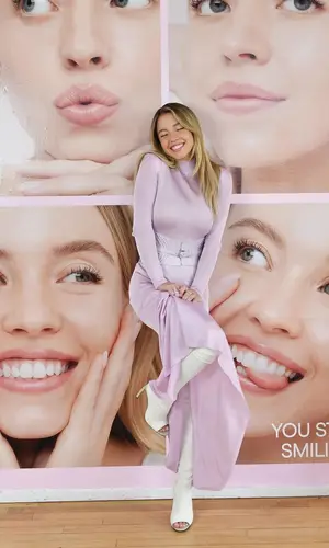 Sydney Sweeney’s Outfit in Alaïa Belt, Jennifer Zeuner Jewelry & Tom Ford (2024)