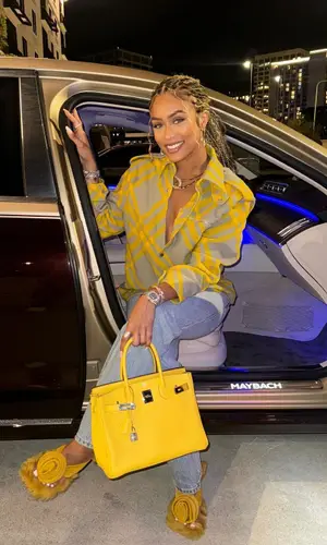 Jilly Anais’ Outfit in Burberry Shirt & Hermes Bag (2024)