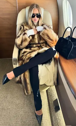 Rosie Huntington-Whiteley’s Outfit in The Row Bag, Bottega Veneta Eyewear & Loewe Sandals (2024)