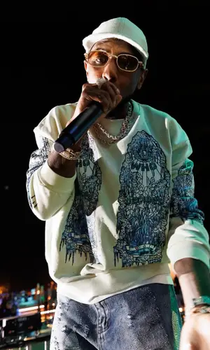 Fabolous wearing Who Decides War sweatshirt