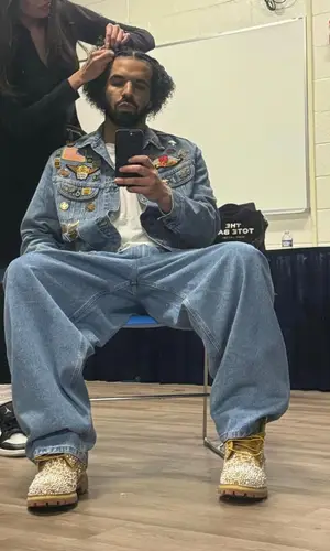 Drake wearing Levi’s jeans