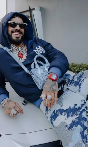 Anuel AA’s Outfit in Amiri Belt & Gucci Eyewear (2024)