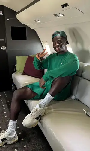 Bukayo Saka wearing New Balance t-shirt