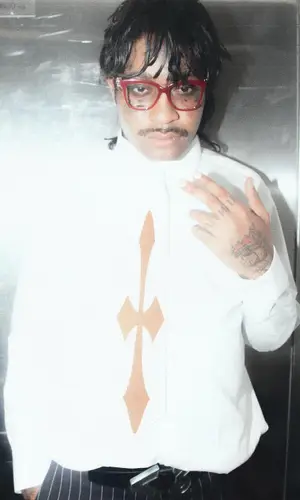 Lil Tracy’s Outfit in Jimi Vain Belt, Wicked Glimmer Tie & Moschino Eyewear (2024)