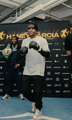 Devin Haney wearing Everlast glov