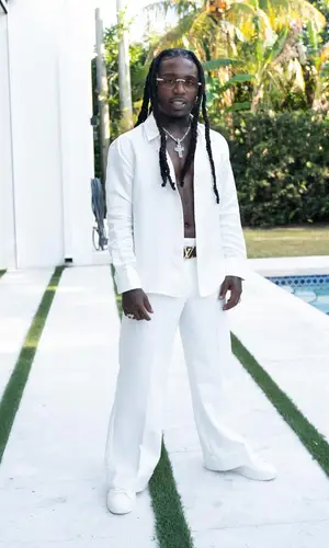 Jacquees wearing Louis Vuitton belt