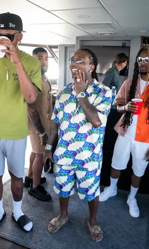 Jacquees wearing Gucci sandal