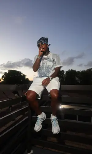Jacquees wearing Nike sock