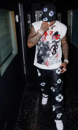 Moneybagg Yo wearing New Era cap