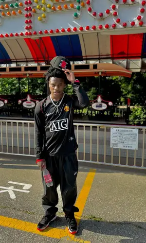 IShowSpeed’s Outfit in Nike Jersey, New Era Cap & Manchester United (2024)
