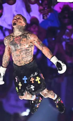 Gervonta Davis’ Outfit in Chrome Hearts Shorts, Rolling Stones Merch Socks & Grant  Gloves (2024)