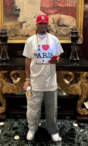 Metro Boomin’s Outfit in Balenciaga T-Shirt, Nike Sneakers & New Era Cap (2024)
