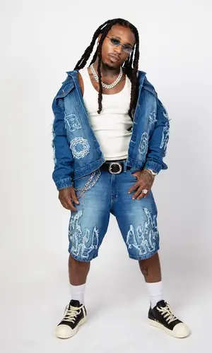 Jacquees wearing Chrome Hearts belt