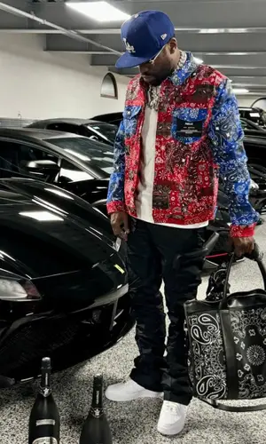 Floyd Mayweather’s Outfit in Preme Shirt, Nike Sneakers & New Era Cap (2024)