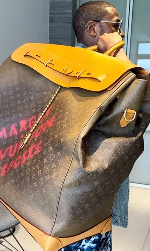 Floyd Mayweather’s Outfit in Louis Vuitton Shirt & Nike Sneakers (2024)