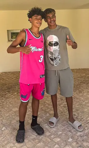 Lamine Yamal wearing Adidas sandal