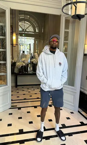 Kevin Durant’s Outfit in Kith Hoodie, Oakley Eyewear & Nike Socks (2024)