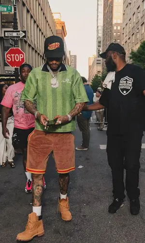 Dave East’s Outfit in le PERE Shirt, Timberland Boots & Vintage Cap (2024)