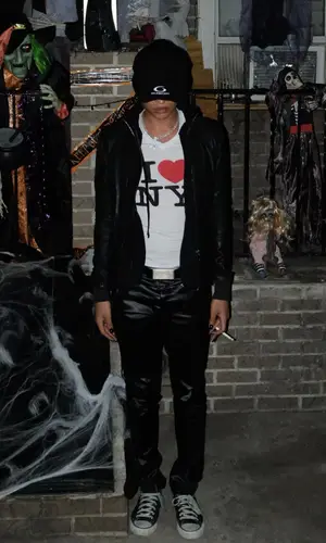 Gab3’s Outfit in No Name T-Shirt, Rick Owens Belt & Balenciaga Hat (2024)
