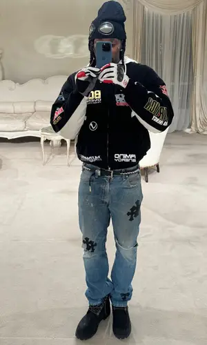 Offset wearing Supreme glov
