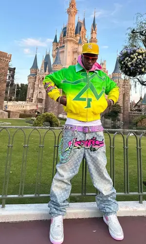 Bloody Osiris’ Outfit in Mannahatta NYC Belt, Louis Vuitton Eyewear & New Era Cap (2025)