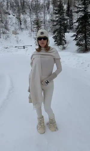 Sarah Snyder’s Outfit in Moon Boot Boots & Chanel Hat (2025)