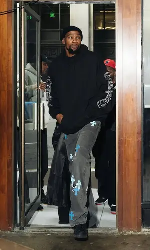 Kevin Durant’s Outfit in Vetements Hoodie, Levi’s Jeans & Chrome Hearts (2025)