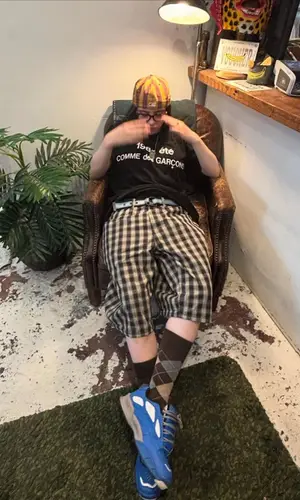 Billie Eilish’s Outfit in Comme Des Garcons T-Shirt, Supreme Shorts & New Era Cap (2025)