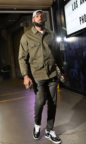 LeBron James’ Outfit in Ghiaia Jacket, Nike Sneakers & Louis Vuitton Bag (2025)