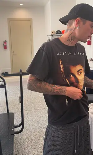 Justin Bieber’s Outfit in Justin Bieber Merch T-Shirt, Nike Shorts & Balenciaga Cap (2025)