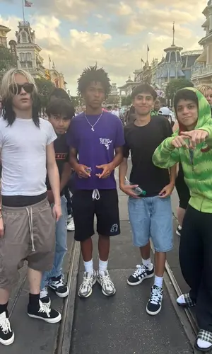 Nettspend’s Outfit in Hanes T-Shirt, Rick Owens Shorts & JJJJound Sneakers (2025)
