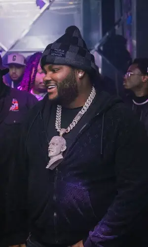 Tee Grizzley’s Outfit in Saint Jewels Jewelry & Louis Vuitton Hat (2025)