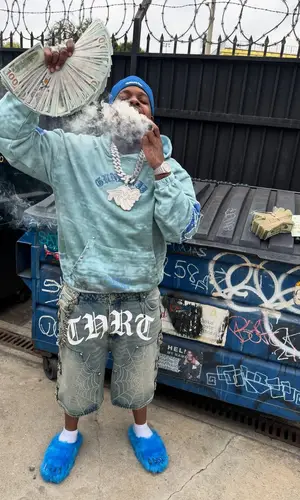 Finesse2tymes’ Outfit in Gunzinii Hoodie, Thrt Denim Shorts & Bravest Studios Sandals (2025)