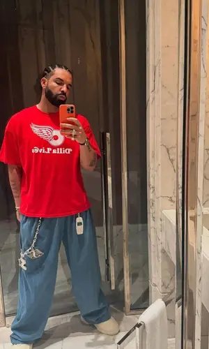 Drake wearing Vintage t-shirt