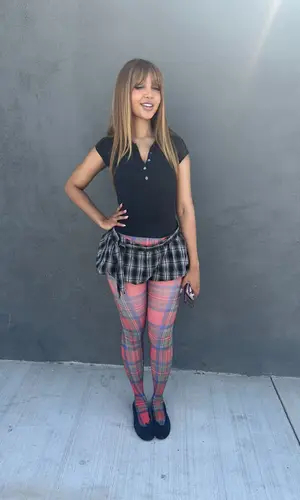 PinkPantheress wearing Blondita pants