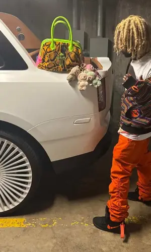 Lil Uzi Vert’s Outfit in Givenchy T-Shirt, Vlone Sneakers & Nike (2025)