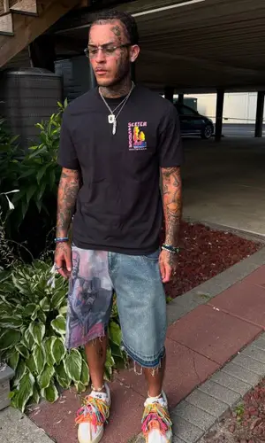 Lil Skies’ Outfit in Scotch & Soda T-Shirt, KidSuper Shorts & Cartier Eyewear (2025)