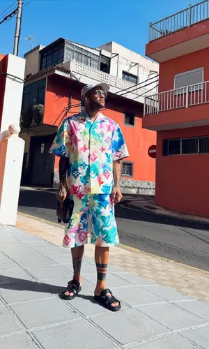 Dani Alves wearing Hermes sandal