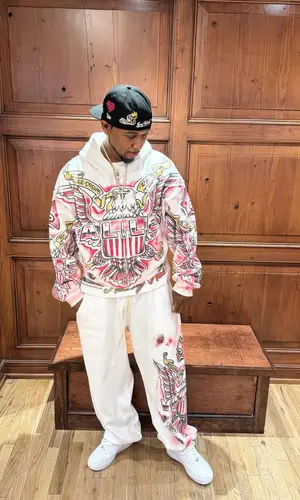 Juelz Santana wearing Nike sneakers