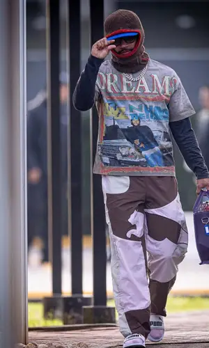Memphis Depay wearing Puma sandal