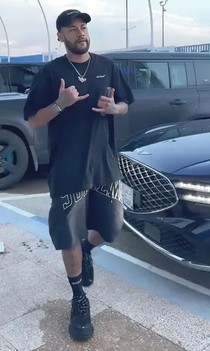 Neymar’s Outfit in Off-White T-Shirt, Balenciaga Sneakers & Supreme Cap (2025)