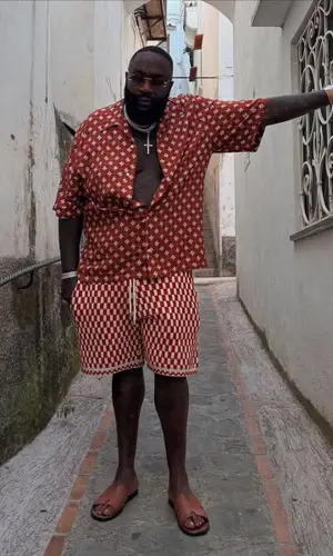 Rick Ross’ Outfit in Amiri Shirt & Hermes Sandals (2025)