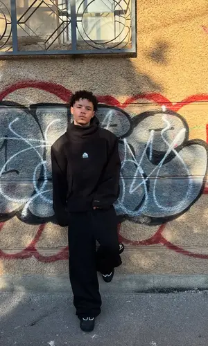 Lil Mosey’s Outfit in Supreme Jacket, Balenciaga Pants & Nike (2025)