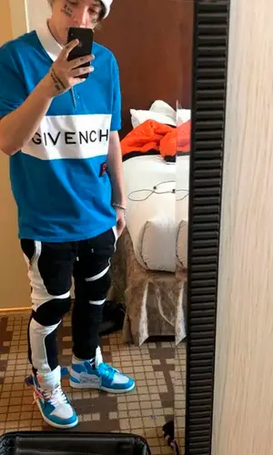 Lil Xan wearing Nike sneakers