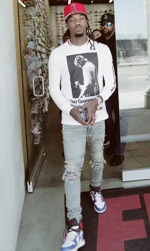 Offset wearing Takahiro Miyashita top