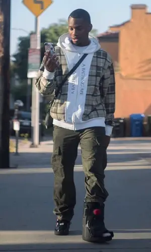 Denzel Curry wearing Carhartt pants