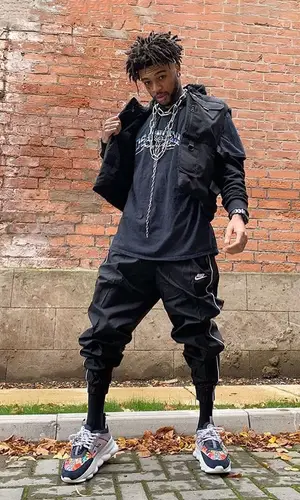 Scarlxrd wearing Hanes sock