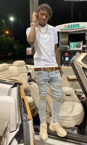 Lil Tjay wearing Gucci belt
