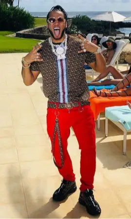 El Alfa El Jefe wearing Burberry belt
