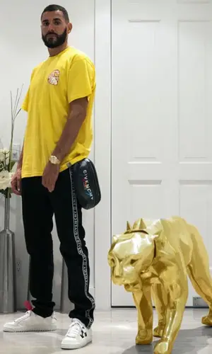 Karim Benzema wearing Carhartt t-shirt